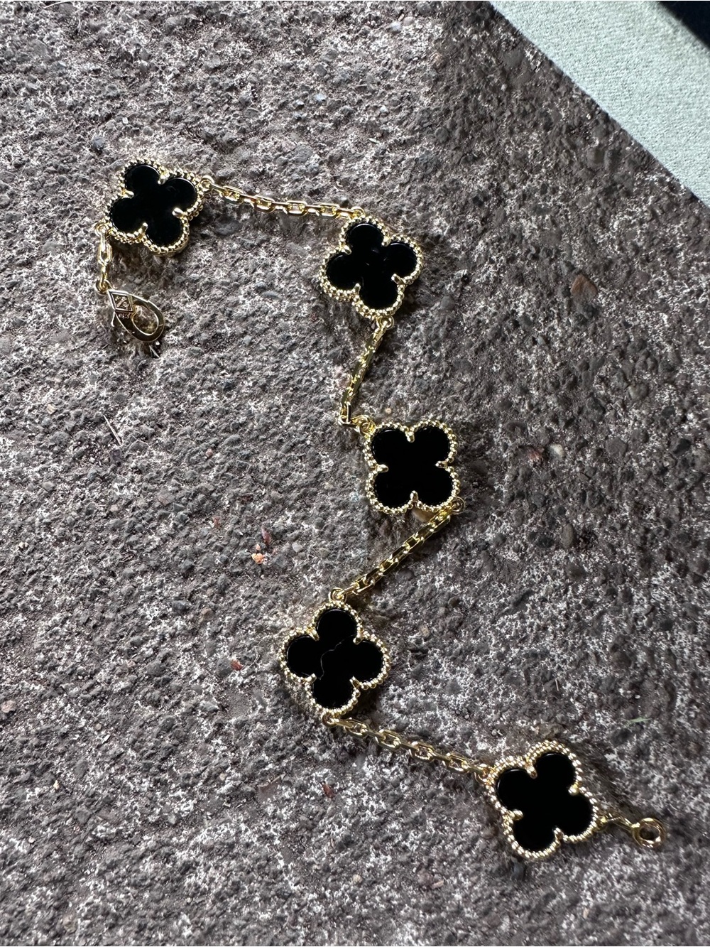 Van Cleef & Arpels Vintage Alhambra 5 Motifs Bracelet 18K Yellow Gold and Onyx - Picture 3 of 13